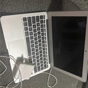 Apple Mac book 11” 2012 (works well)